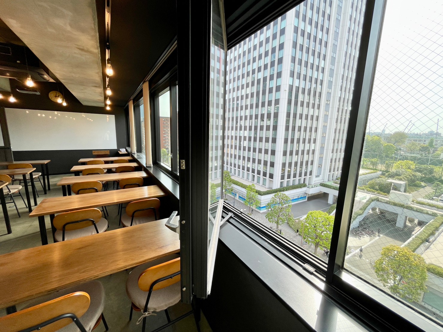 Marshall Stanmore III – あなたのお部屋がライブ会場に！ コンファレンス - 部屋詳細 | 東京駅直結・丸の内の貸し会議室