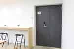 【カウンター席の横にあるドアはマンションご入居者様専用の出入口です。一般のお客様はご利用いただけませんのでご注意ください】 - TIME SHARING WORK 綱島（集中ブース席）の写真