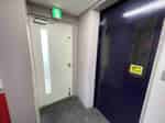 【エレベーター横の非常階段もお使いいただけます】 - TIME SHARING 茅場町 岡本ビルの写真
