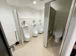 【男性トイレ(小便器×3,個室×1)】 - TIME SHARING 新宿御苑前 壱丁目参番館8Aの写真