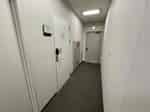 【廊下を突き当りまで進むと、左側に「カンファレンスルーム」と書かれた扉があります。そこが会議室のドアです】 - 山一仙台中央ビル4階 カンファレンスルームの写真