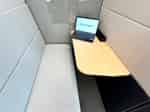 【ブース内の机はPC作業にちょうど良いコンパクトサイズです】 - TIME SHARING 勝どき 晴海トリトンX棟 Work BoothⅠの写真