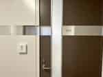 【ご予約の部屋まで進みドアノブにあるキーボックスよりカードキーをお取りの上、SECOMセンサーに当ててオートロックを解除ください】
