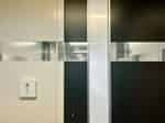 【ご予約の部屋まで進みドアノブにあるキーボックスよりカードキーをお取りの上、SECOMセンサーに当ててオートロックを解除ください】