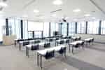 【二方向の窓に面した、明るく開放的な角部屋。60~100名規模のセミナーや会議、会社説明会に最適です。備え付けのプロジェクターやスクリーンを活用したプレゼンテーションも可能。】 - EBiS303 カンファレンススペースAの写真