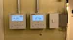 【空調と電気のリモコンは室内にございます】