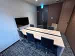 【テーブルの真ん中にもコンセントがあるのでPCの充電をしならが利用ができます】 - EDGE名駅 Meeting Room 1の写真