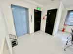 【トイレは会議室後方、エレベーター横にございます】 - TIME SHARING 水道橋 三崎町TSビル 4Fの写真