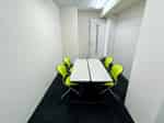 【室内後方に4名着席可能な控室あり】