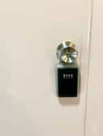 【扉のドアノブについているキーボックスを、予約完了メールに記載している方法で解錠し、中から鍵を取り出してご入室いただきます】 - TIME SHARING 飯田橋 第二東文堂ビル 7Fの写真