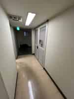 【救助袋側に進むと会議室があります。エアコンスイッチは向かい側の扉にあります。】 - TIME SHARING 新宿8Aの写真