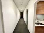 【給湯室や男子トイレを通り過ぎて、突き当りが当会議室です。（女子トイレは会議室の向かい側にございます。）】