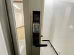 【7階共用扉の電子錠を開錠し、中にお入りください。※会議室に鍵はありません】 - TIME SHARING 四谷防音ルーム7Cの写真
