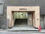 【建物沿い、右手側に正面入口があります】 - TIME SHARING 新宿9Cの写真