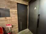 【廊下内・8A会議室の横には、他のお部屋と共用の男女共用トイレがございます】 - TIME SHARING 田町赤羽橋 8Aの写真
