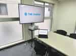 【モニターは室内の備品カゴに入っているHDMIケーブルとお手持ちの機器を繋げるだけで簡単に映ります!】 - TIME SHARING 小伝馬町 日本橋HRビル2Fの写真