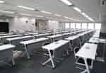 【136名着席可能な大規模会議室】