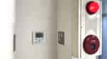 【手前のお部屋の電気・空量のスイッチは、火災報知器の周辺にあります】