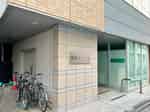 【ビル入館時・退館時ともに、ビル左手の通路を進み、セキュリティ操作を行ってください。】