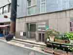【「日本橋HRビル」という看板の横に、ビルの入口がございます】 - TIME SHARING 小伝馬町 日本橋HRビル2Fの写真