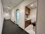 【給湯室・男子トイレ入口】