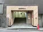 【建物沿い、右手側に正面入口があります】 - TIME SHARING 新宿9Aの写真
