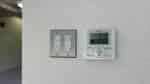 【奥側のお部屋の電気と空調のスイッチは、真ん中の仕切り壁の周辺にございます】