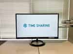 【テーブル上にはモニターをご用意しています】 - TIME SHARING 新宿御苑前 オリエント新宿1001の写真