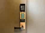 【共通扉のドアノブについているスマートロックを、予約完了メールに記載している番号で解除し、ご入室いただきます】 - TIME SHARING 田町赤羽橋 8Bの写真