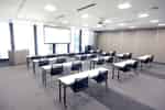 【窓に面した明るく開放的な空間。60~100名規模のセミナーや会議、会社説明会に最適です。備え付けのプロジェクターやスクリーンを活用したプレゼンテーションも可能。】 - EBiS303 カンファレンススペースBの写真