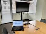 【モニターから出ているHDMIケーブルとお手持ちの機器を繋げるだけで簡単に映ります!】 - TIME SHARING 水道橋 三崎町TSビル 5Fの写真