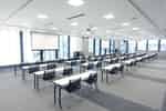 【150~170名規模のセミナーや会議、会社説明会に最適。備え付けのプロジェクターやスクリーンを活用したプレゼンテーションも可能。】 - EBiS303 カンファレンススペースABの写真