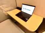 【ブース内の机はPC作業にちょうど良いコンパクトサイズです】 - TIME SHARING 勝どき 晴海トリトンX棟 Work BoothⅠの写真
