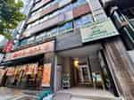 【ビル外観・正面入り口】 - TIME SHARING 新宿御苑 東弥ビル5Fの写真