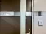 【ご予約の部屋まで進みドアノブにあるキーボックスよりカードキーをお取りの上、SECOMセンサーに当ててオートロックを解除ください】