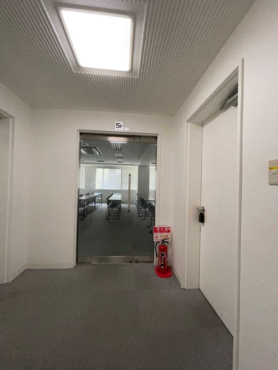 ※会議室入口（正面：ガラス扉 / 右：金属扉） - 朝日ビル5F 貸会議室の写真