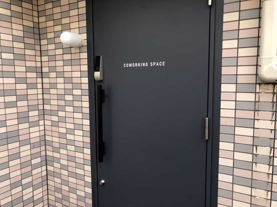 【「COWORKING SPACE」という文字が目印です。ドアノブの上に電子錠がございます。】 - TIME SHARING WORK 綱島（集中ブース席）の写真