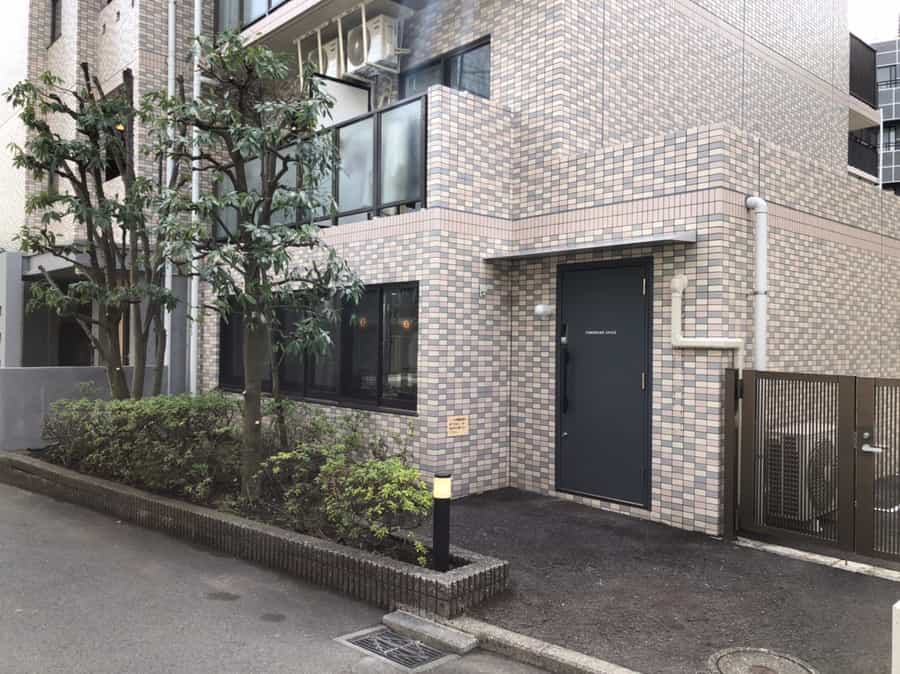 【建物沿い右手に進むと入口がございます】 - TIME SHARING WORK 綱島（集中ブース席）の写真