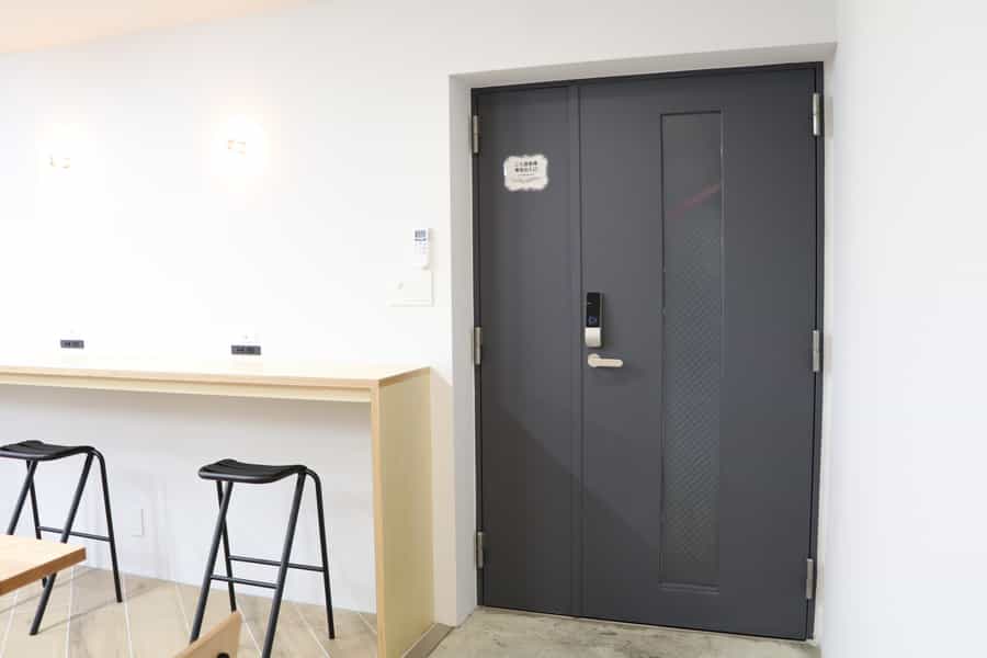 【カウンター席の横にあるドアはマンションご入居者様専用の出入口です。一般のお客様はご利用いただけませんのでご注意ください】 - TIME SHARING WORK 綱島（集中ブース席）の写真