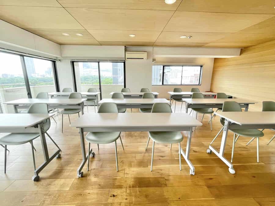 【使い勝手の良い2名×9テーブルのレイアウト】 - TIME SHARING 新宿御苑前 壱丁目参番館1001の写真