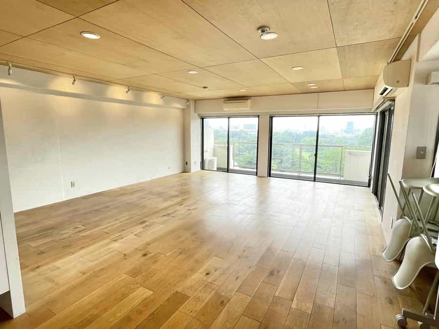 【外の景色を眺めながらのヨガや撮影にオススメ♪】 - TIME SHARING 新宿御苑前 壱丁目参番館1001の写真
