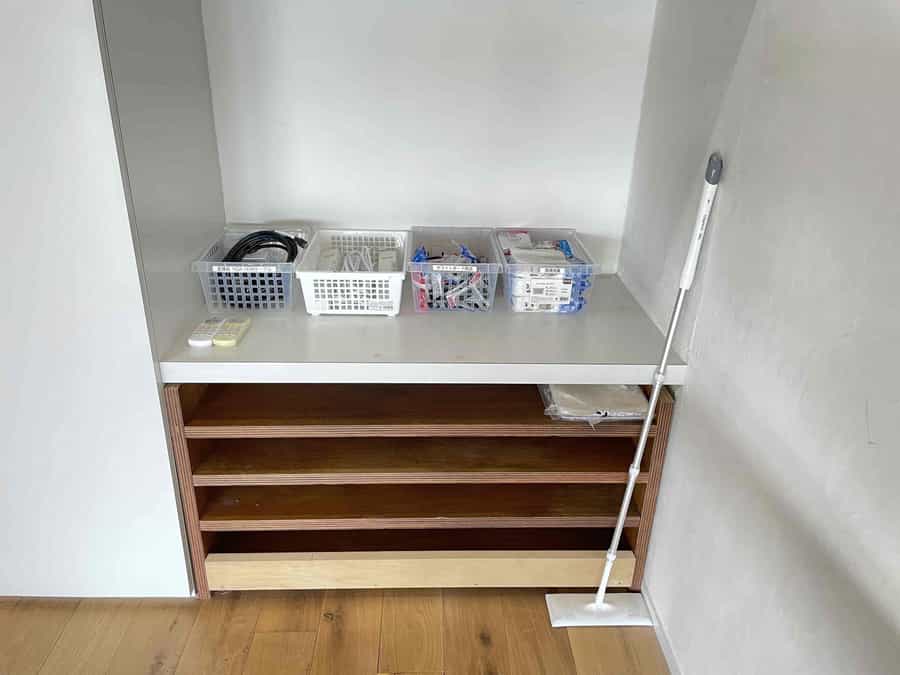【モニター接続に必要なケーブルや延長コード、お掃除グッズがまとまっています】 - TIME SHARING 新宿御苑前 壱丁目参番館1001の写真