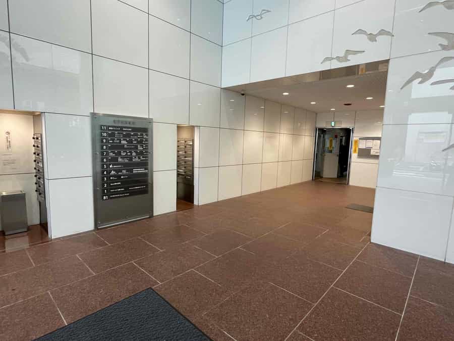 【広くて綺麗な1階ロビー】 - TIME SHARING 新宿御苑前 壱丁目参番館1001の写真