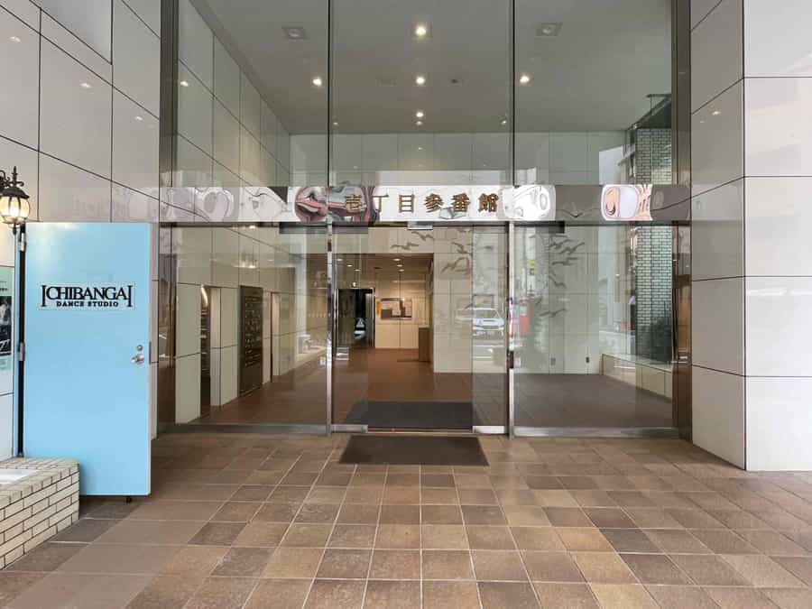 【建物正面入口_自動ドア】 - TIME SHARING 新宿御苑前 壱丁目参番館1001の写真