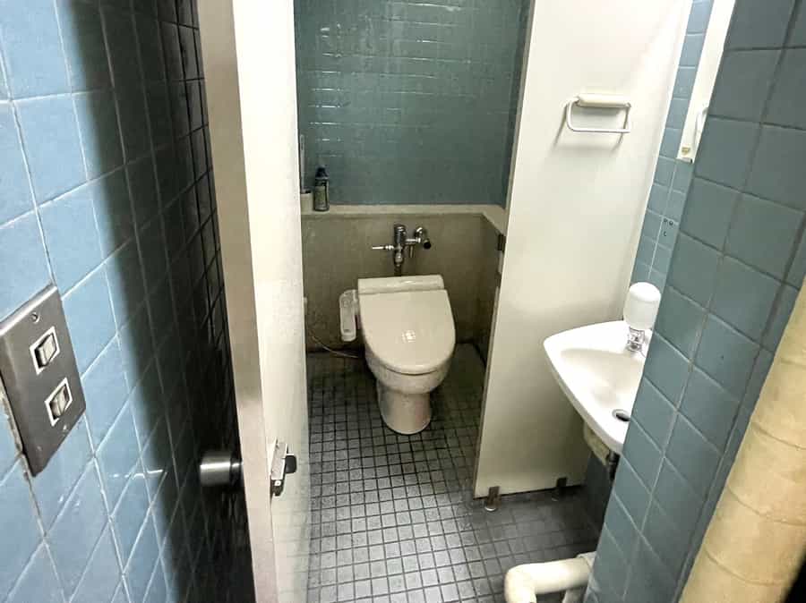 【お手洗いは男女共用1か所です。5階共用部にございます】 - TIME SHARING 渋谷東口 共栄ビルの写真