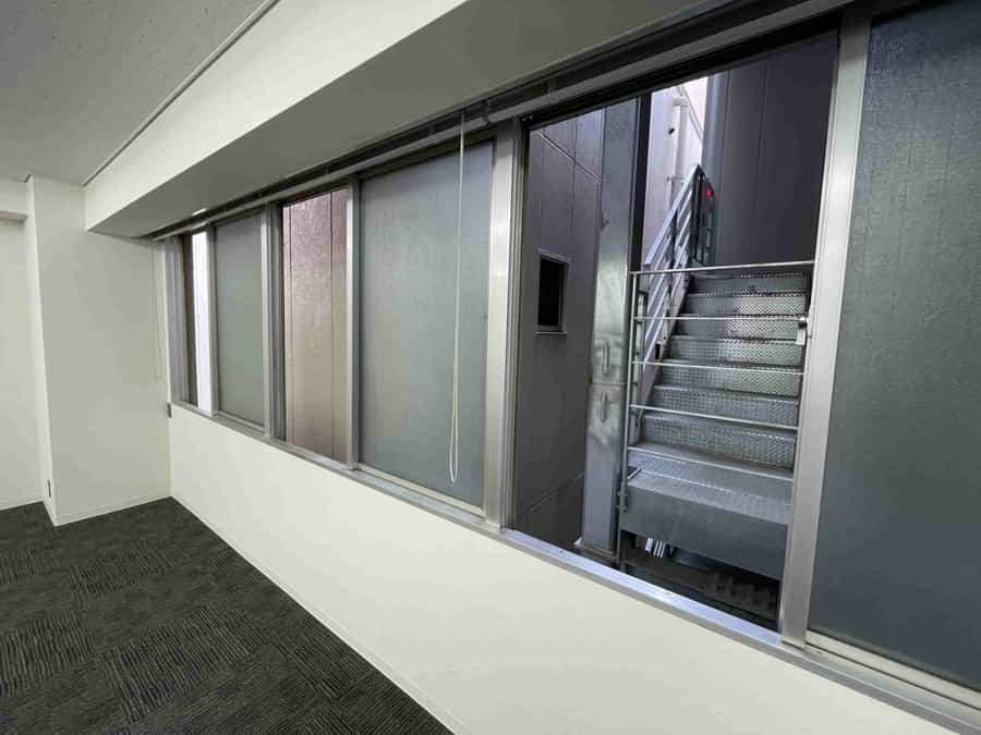 【会議室内の窓を開けて換気可能です】 - TIME SHARING 茅場町 岡本ビルの写真