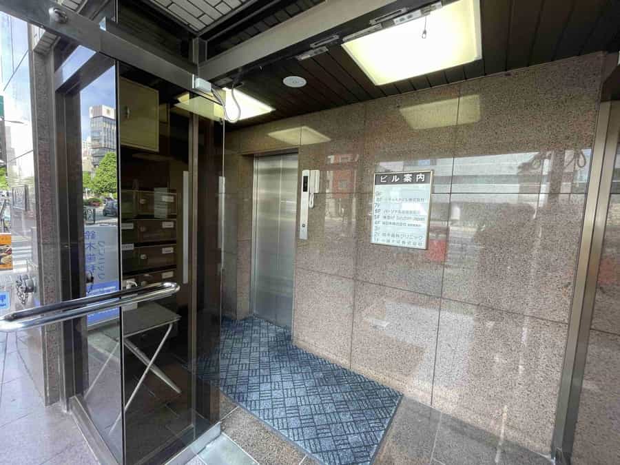 【正面入口のガラス扉を開くと目の前にエレベーターがあります】 - TIME SHARING 茅場町 岡本ビルの写真