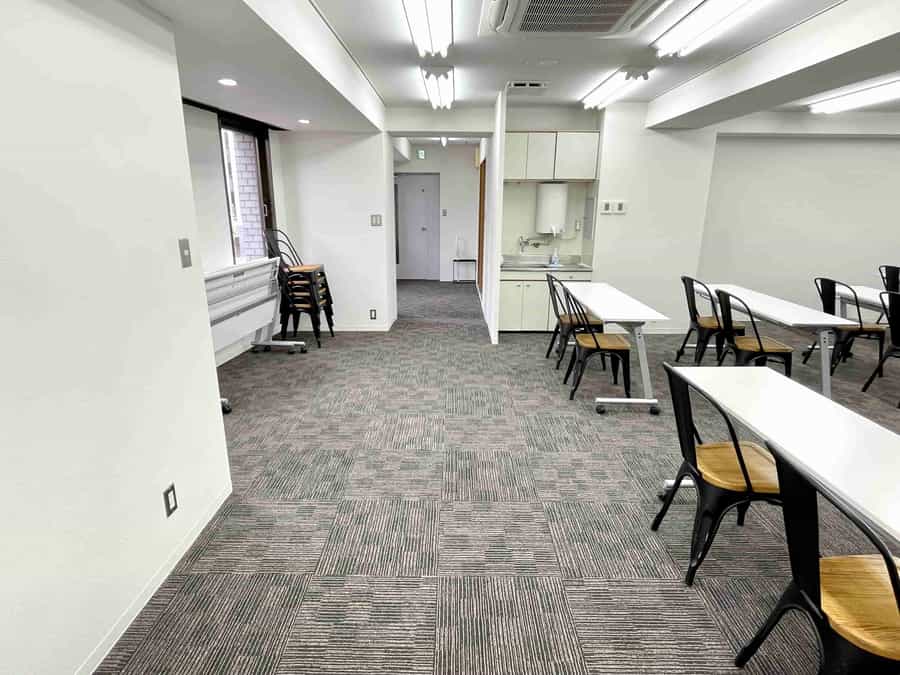 【出入口~会議室後方は広いスペースがあるため、受付場所や荷物置き場としてご活用いただけます】 - TIME SHARING 茅場町 岡本ビルの写真