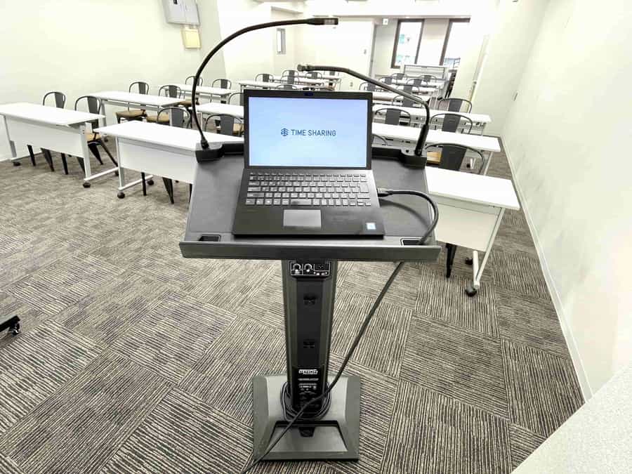 【司会台にはマイクがついているので、後ろまでしっかり声が届きます】 - TIME SHARING 茅場町 岡本ビルの写真