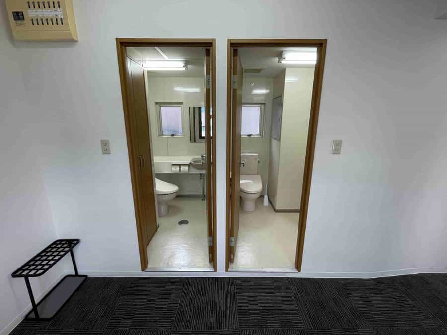 【会議室内の男女別トイレも貸切でご利用いただけます】 - TIME SHARING 茅場町 岡本ビルの写真